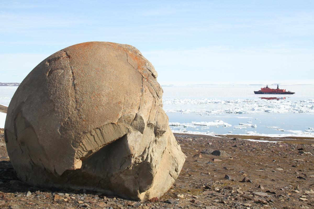 Каменный шар в форме черепа, остров Чампа, Земля Франца-Иосифа